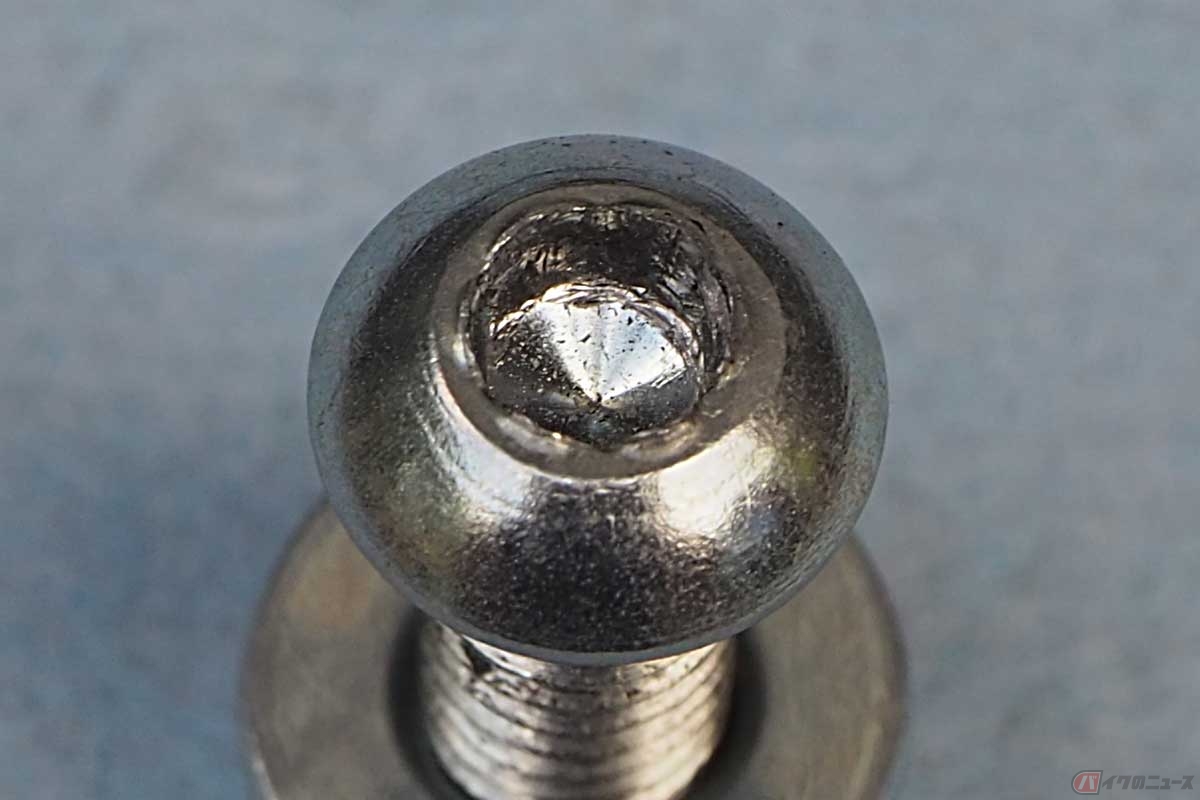 ナメてしまった4mm穴(呼び径6mm)の鉄製のキャップスクリュー。緩める際に摩耗した六角ソケットビットを使った例