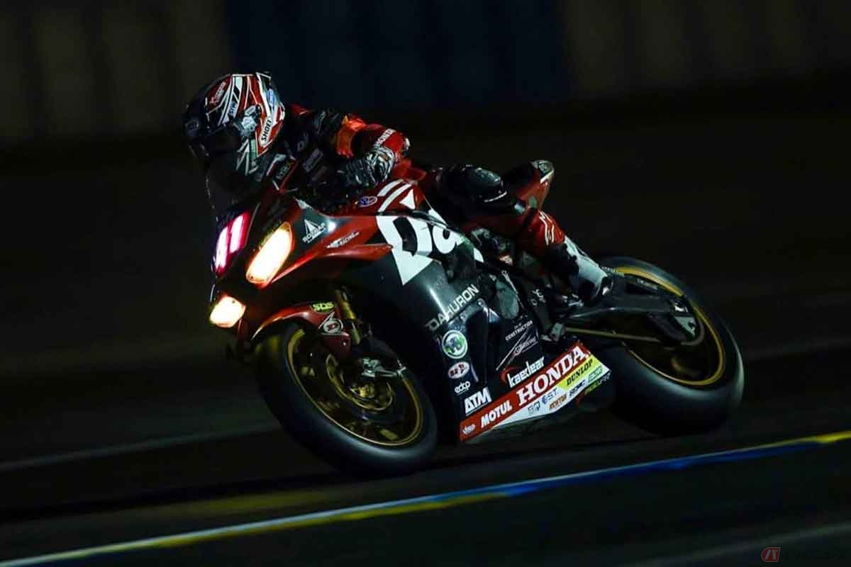 チームの車両、ホンダ「CBR1000RR-R FIREBLADE」に乗る石塚健選手
