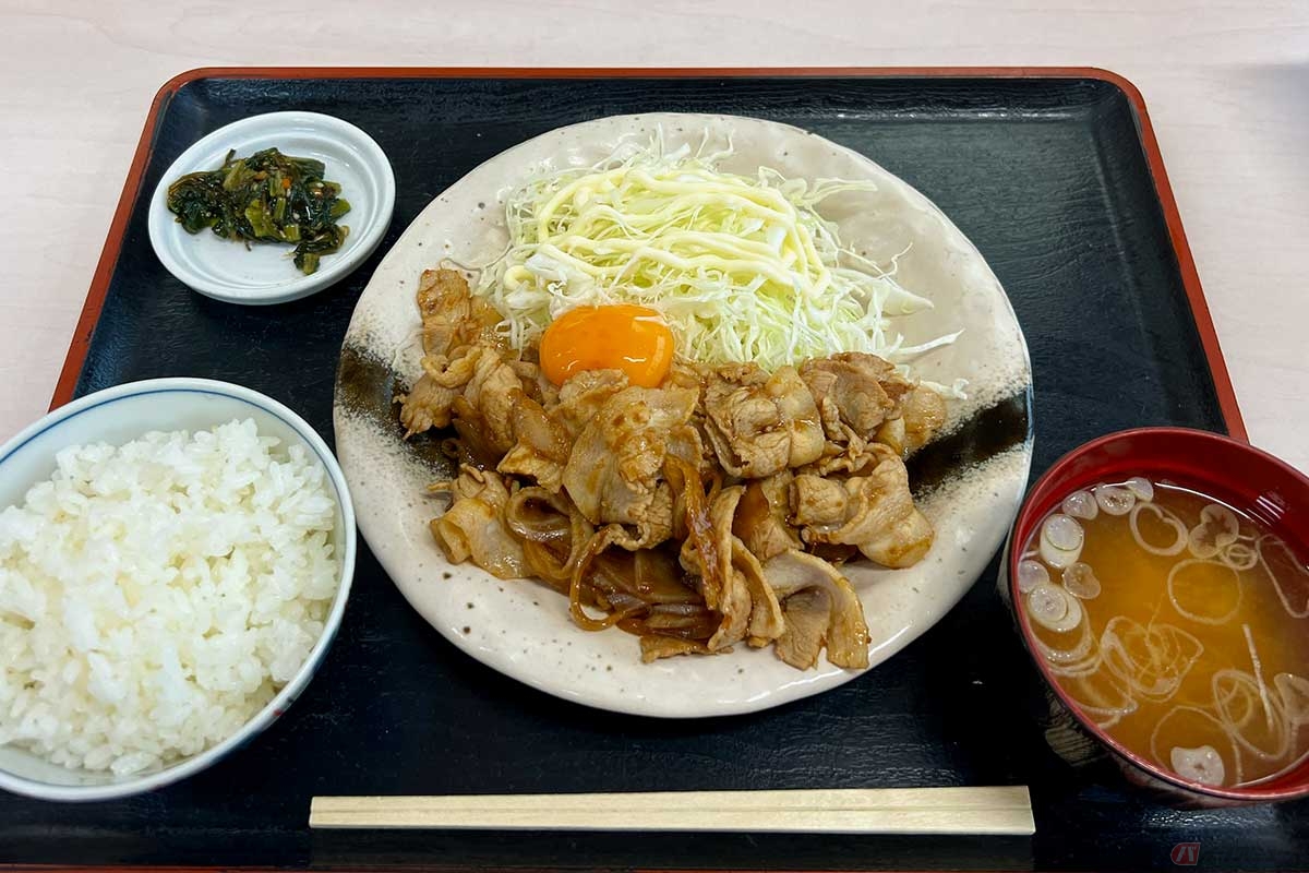 上信越道「佐久平PA」（下り）で、定食の中でもド定番と言える「スタミナ定食」（1200円）を実食。豚バラ肉に濃厚なタレでご飯がススム！