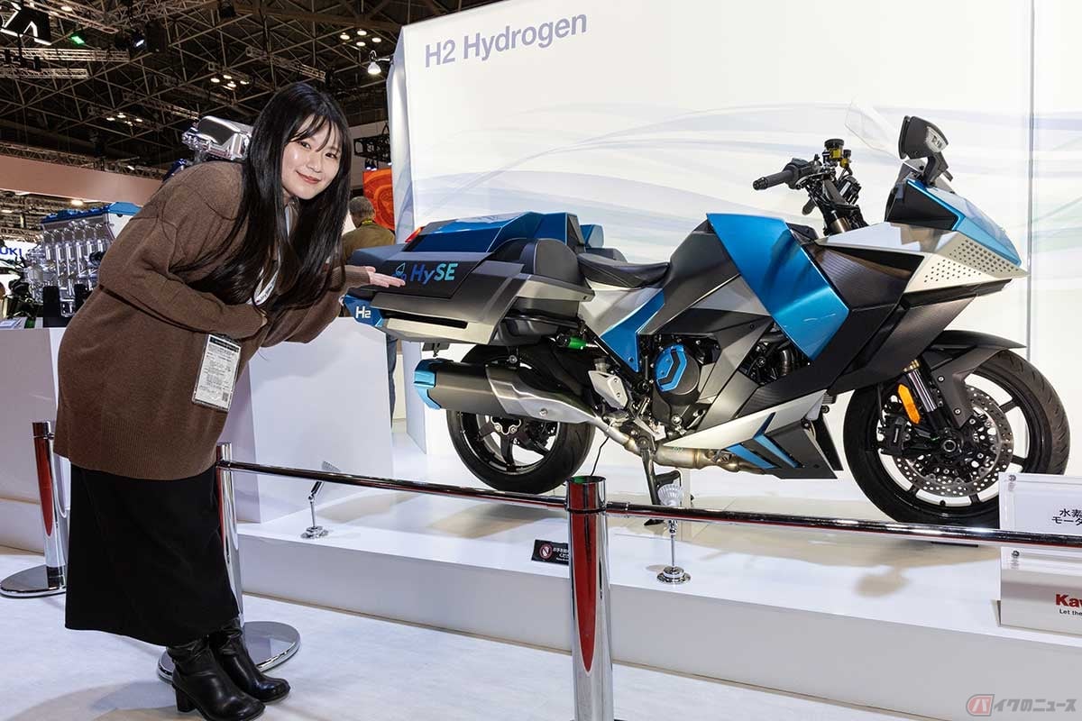 カワサキの「水素エンジンモーターサイクル」と、バイク女子の高梨はづきさん