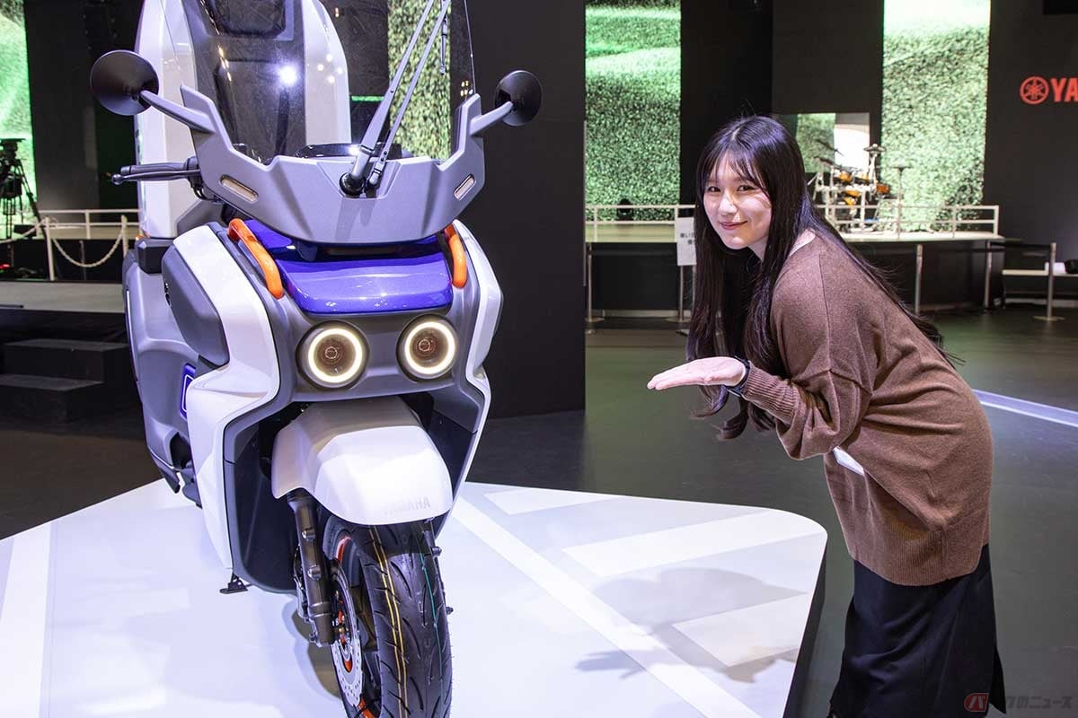 ヤマハの「H2 Buddy Porter Concept」と、バイク女子の高梨はづきさん