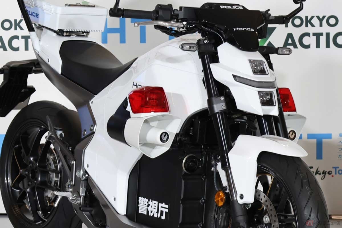 都庁で世界初公開された「国産のEV白バイ」