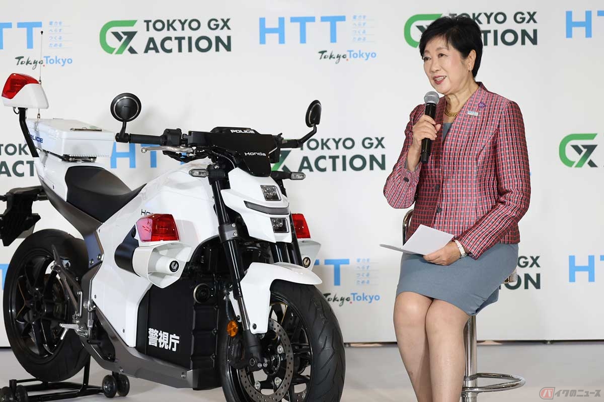 国産の新型「EV白バイ」について語る、小池百合子都知事