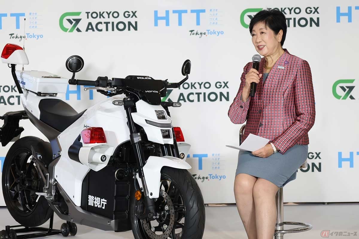 国産の新型「EV白バイ」について語る、小池百合子都知事