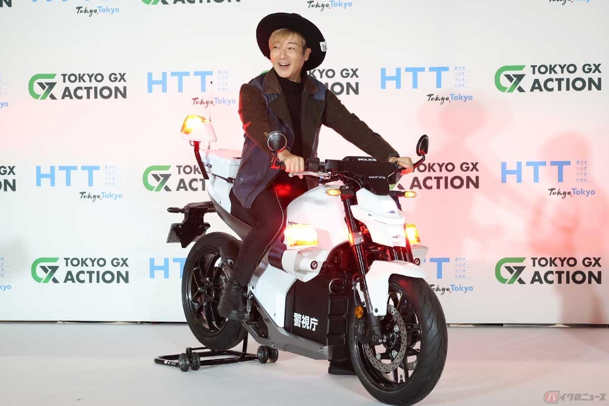 国産の新型「EV白バイ」にまたがる、つるの剛士さん