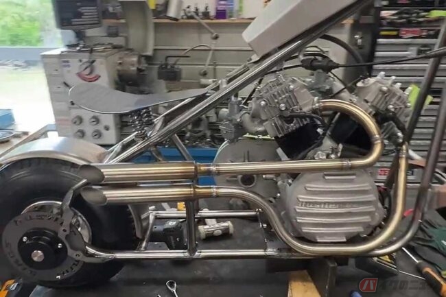 ミニバイク業界に激震!? スーパーカブ系横型エンジンを使用したVツイン
