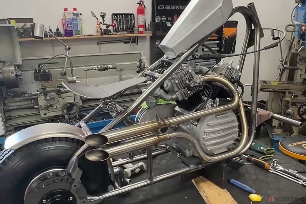 ミニバイク業界に激震!? スーパーカブ系横型エンジンを使用したVツイン