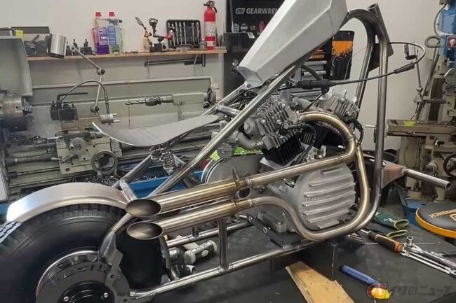ミニバイク業界に激震!? スーパーカブ系横型エンジンを使用したVツイン