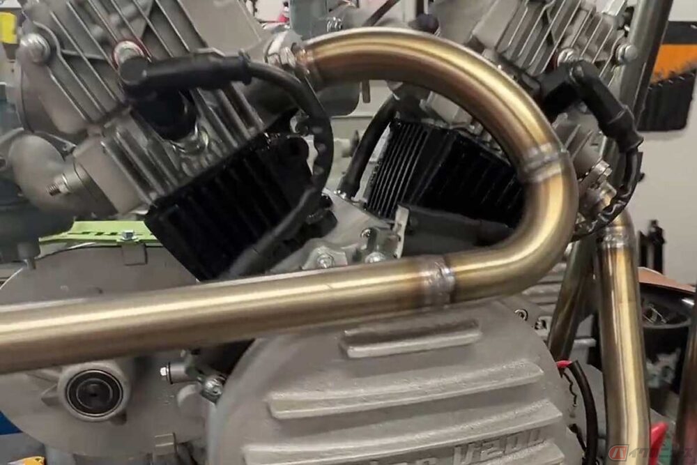 ミニバイク業界に激震!? スーパーカブ系横型エンジンを使用したVツイン
