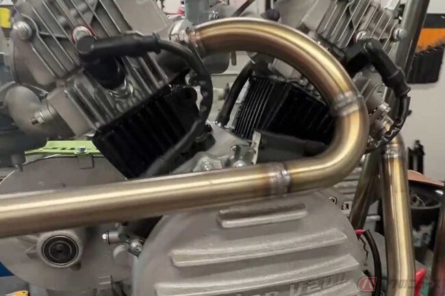 ミニバイク業界に激震!? スーパーカブ系横型エンジンを使用したVツイン