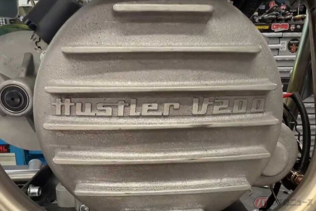 ミニバイク業界に激震!? スーパーカブ系横型エンジンを使用したVツイン