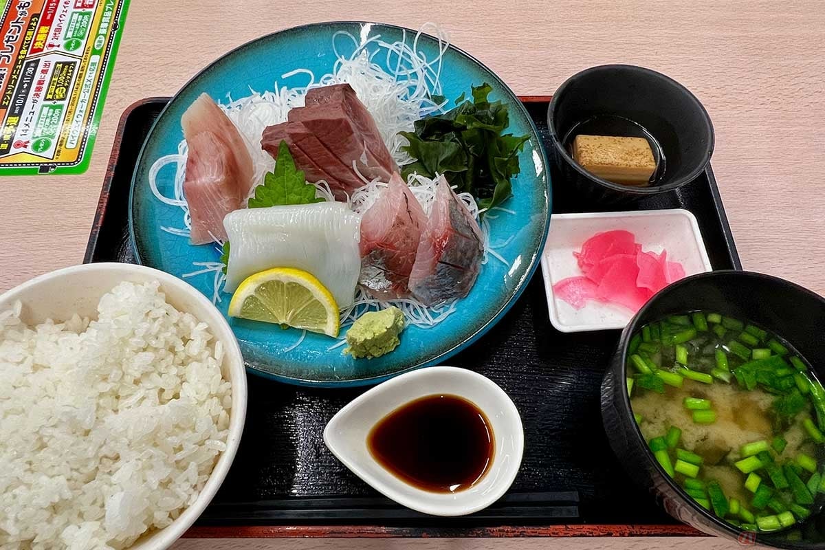 初めて立ち寄った常磐道「四倉PA」(上り)のフードコートで、人気No.1という「刺身定食」(1650円)を実食。海に近いPAならではのご馳走