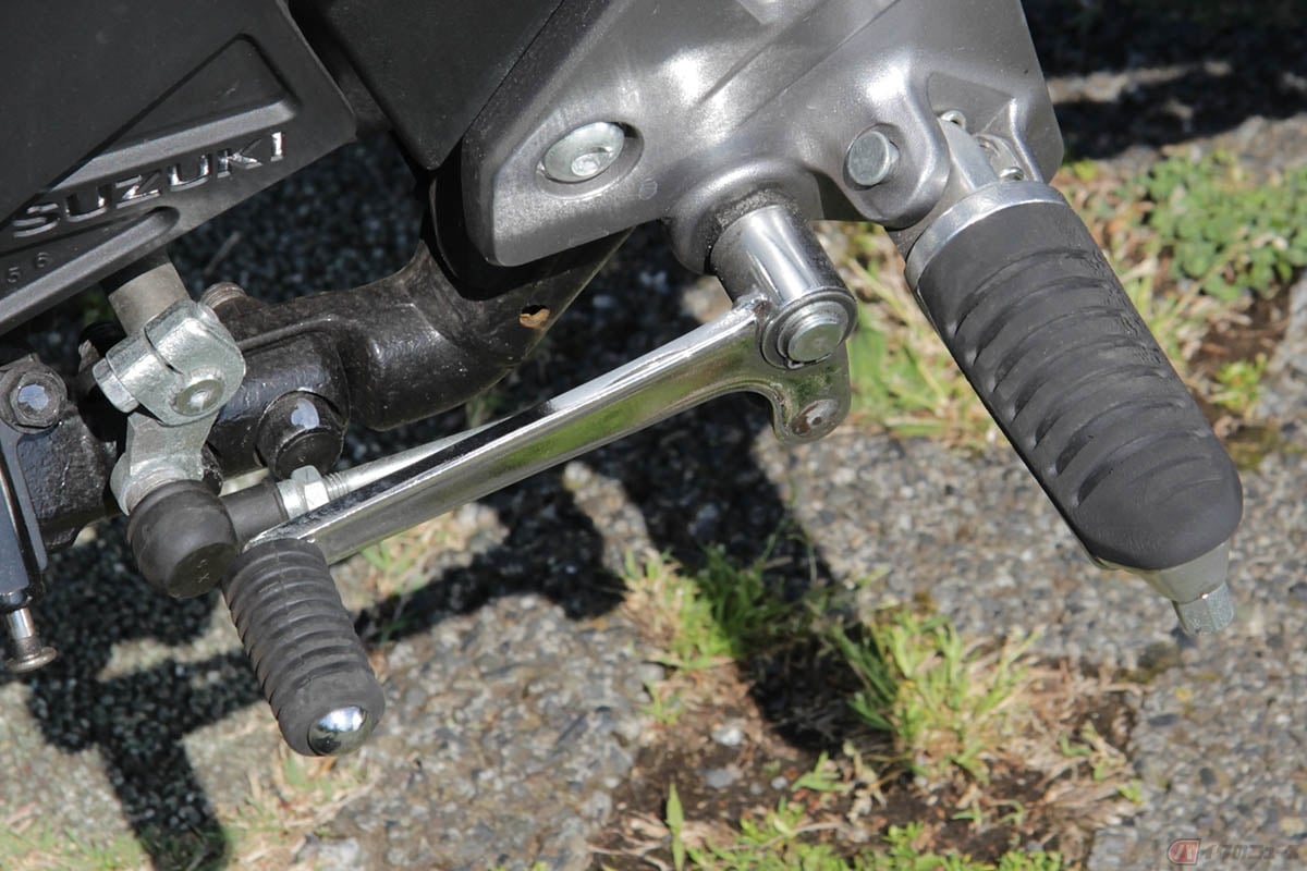 変速機の段数を切り替えるリターン式のシフトペダル