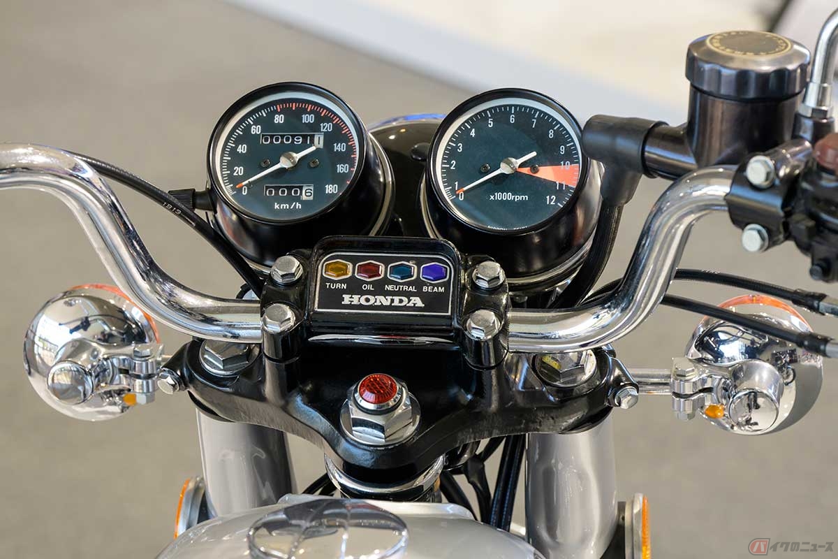 メーターは2眼式。タコメーターのレッドゾーンは10000rpmから