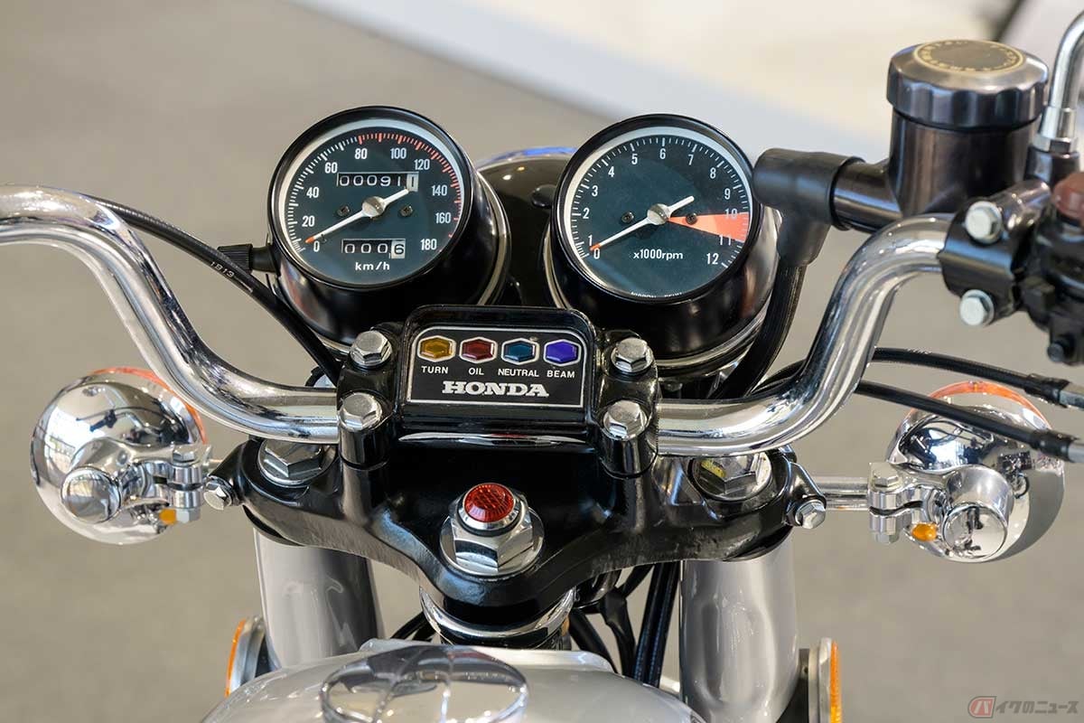 メーターは2眼式。タコメーターのレッドゾーンは10000rpmから