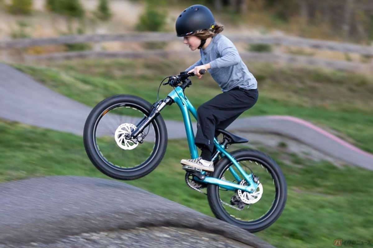 GIANT「STP 20」(2026年モデル)は最初のオフロードバイクとして最適なエントリーモデル。20インチホイールと低いスタンドオーバーハイトにより、初めてのジャンプ走行やバランス練習でも安心の設計。フォーク仕様は2種類から選べる