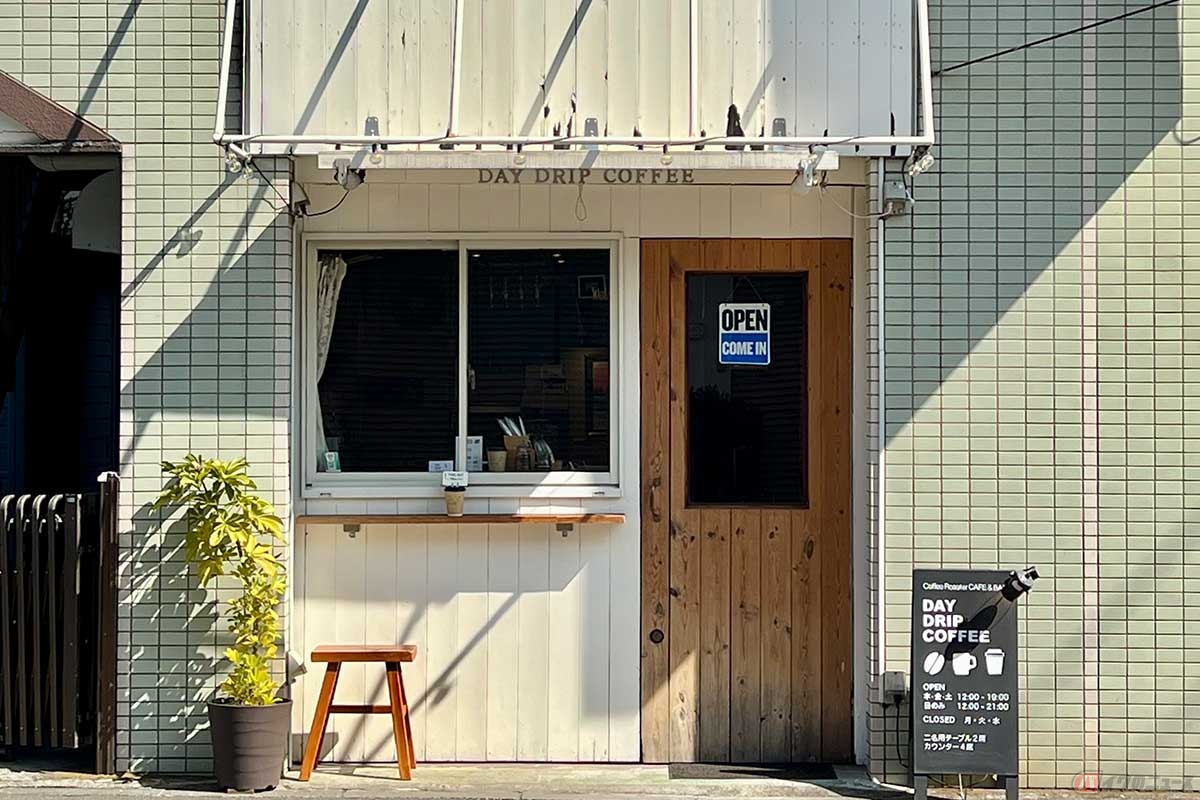 筆者の本業であるコーヒー屋「Day Drip Coffee」。残念ながらバイクを駐輪するのに最適なスペースが無い