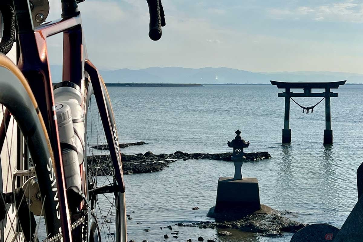 満潮時は海に浮かぶ鳥居、干潮時は鳥居まで歩いて渡れる「永尾剱神社」