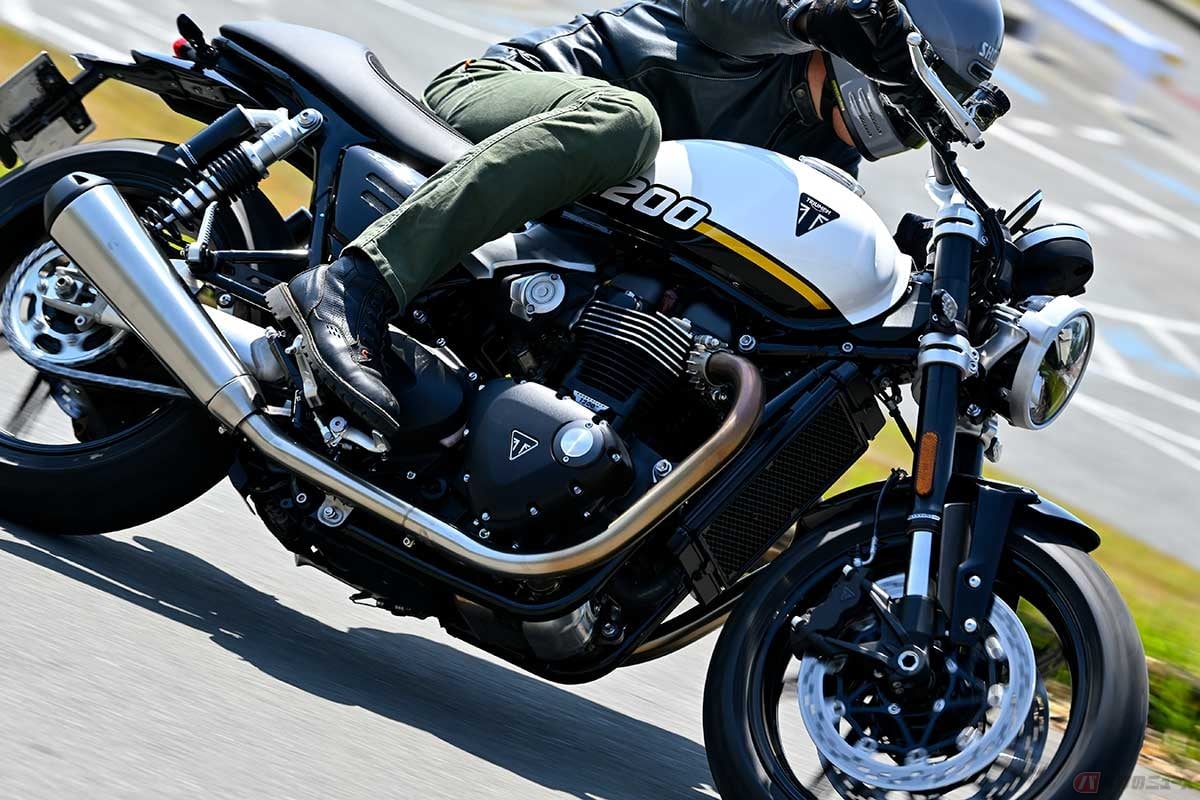 トライアンフ「SPEED TWIN 1200」(2025年型)に試乗する筆者(中村友彦)