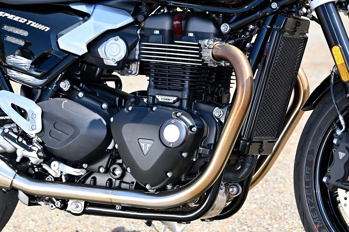 排気量1200ccの水冷並列2気筒SOHC8バルブ（1気筒あたり4バルブ）エンジンを搭載。シリンダーヘッドには冷却フィンが刻まれクラシカルなルックスを演出