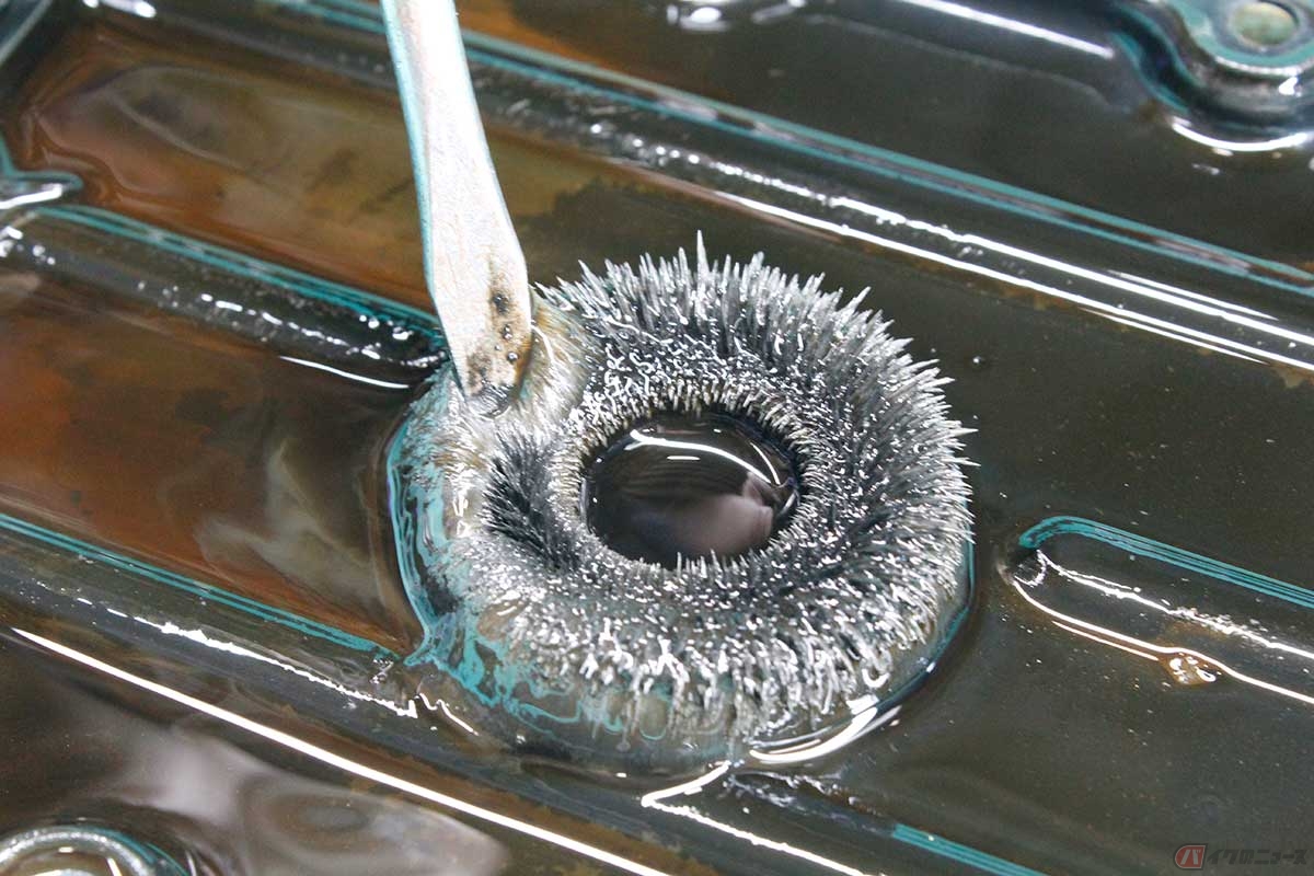 ウニのようになっていたリング状マグネット。間違いなく「過走行かつATストレーナーを交換していなかった」ようです。ATトランスミッション車のATフルード交換時は、ATオイルパンを外して行うのが鉄則!! オイルパン内に、ウニが潜んでいたら大変です