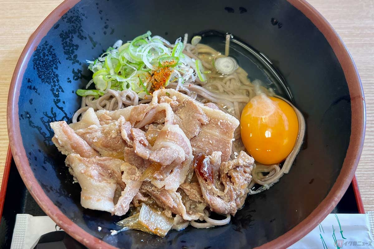東名高速「港北PA」（上り）で新登場だった「釜玉肉ぶっかけ」（780円）のそばを注文。出来上がりの状態だけを見ると味の予想がつきにくい、混ぜてナンボの釜玉