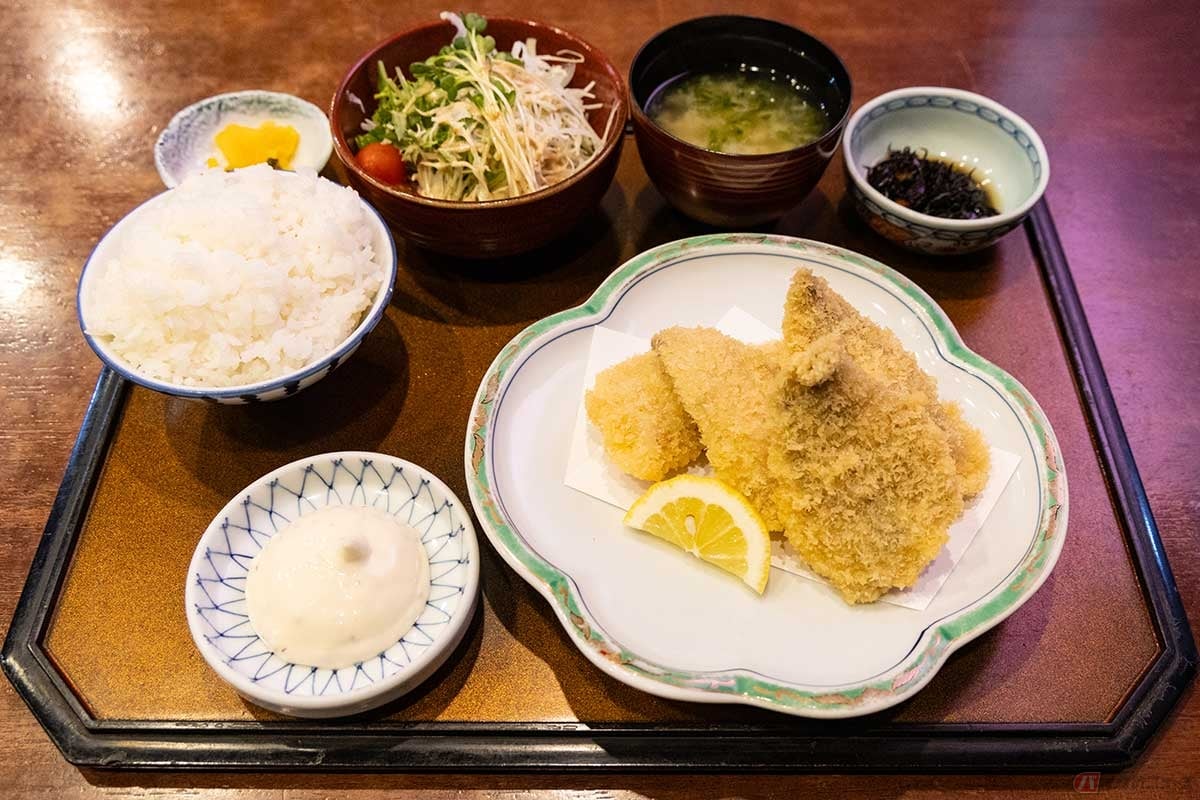 「浜崎鮮魚 浜んくら」の「アジフライ定食」は、半身のアジフライが4枚にサラダや小鉢など。後から骨せんべいもやってくる
