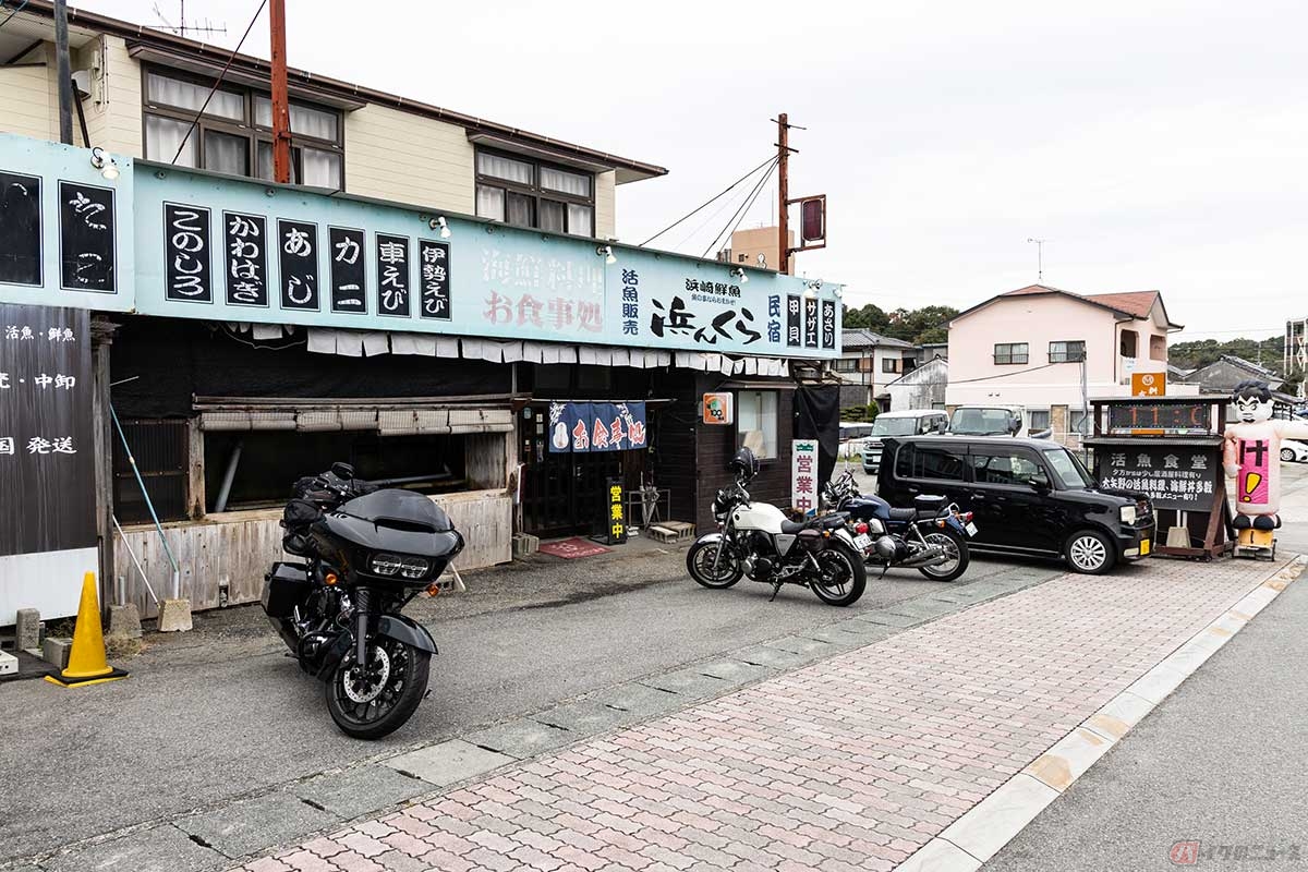 天草の大矢野島、天草五橋の2号橋の袂にある「浜崎鮮魚　浜んくら」にやって来た。バイクも停めやすい