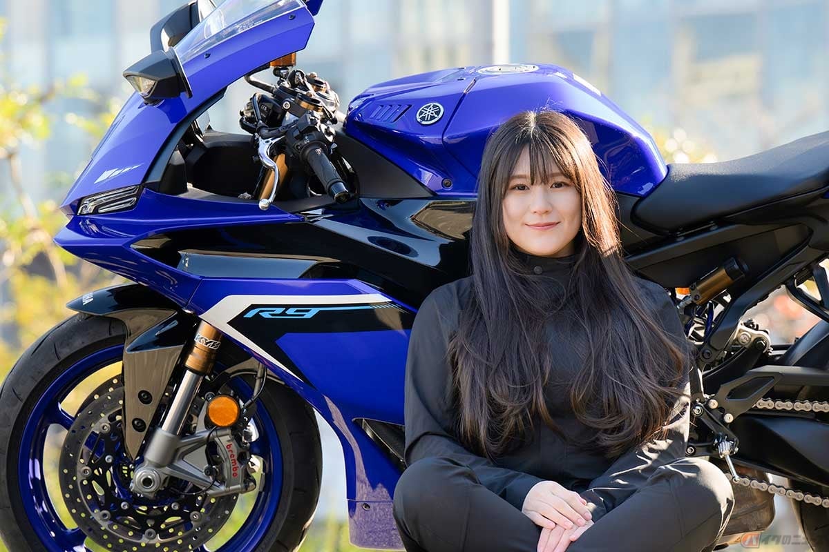 ヤマハの新型スーパースポーツモデル「YZF-R9」と、バイク女子の高梨はづきさん