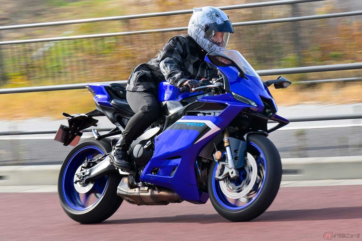 ヤマハの新しいスーパースポーツモデル「YZF-R9」に乗る、バイク女子の高梨はづきさん