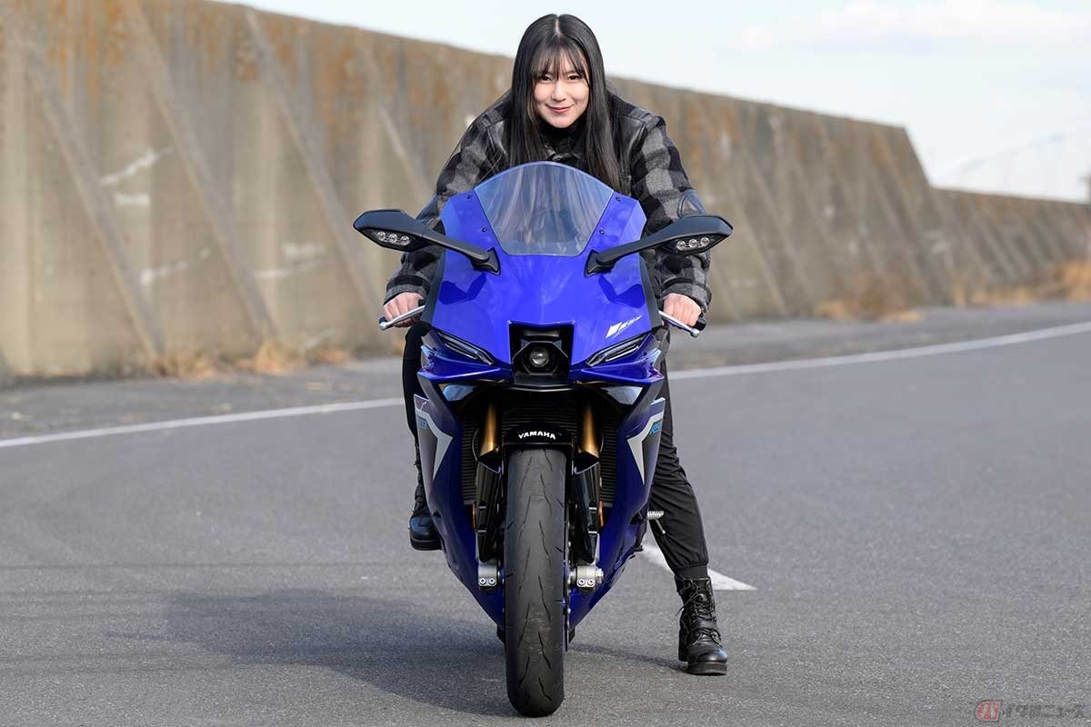 身長158cmの高梨はづきさんが、シート高830mmの「YZF-R7」にまたがった状態