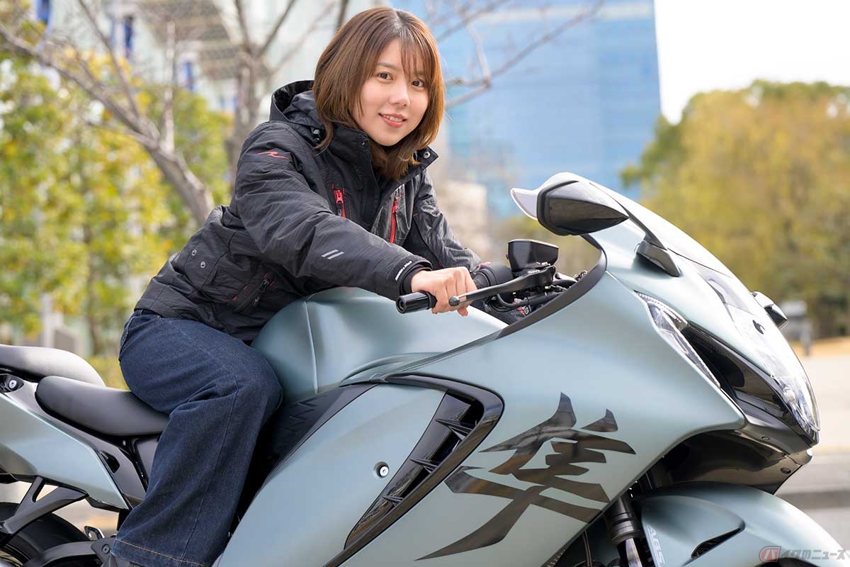 バイク好き女優の小野木里奈さんが選ぶ、2025年に乗ったバイクの中で「超・個人的」お気に入りバイクのベスト3。第3位はスズキ「Hayabusa」!!