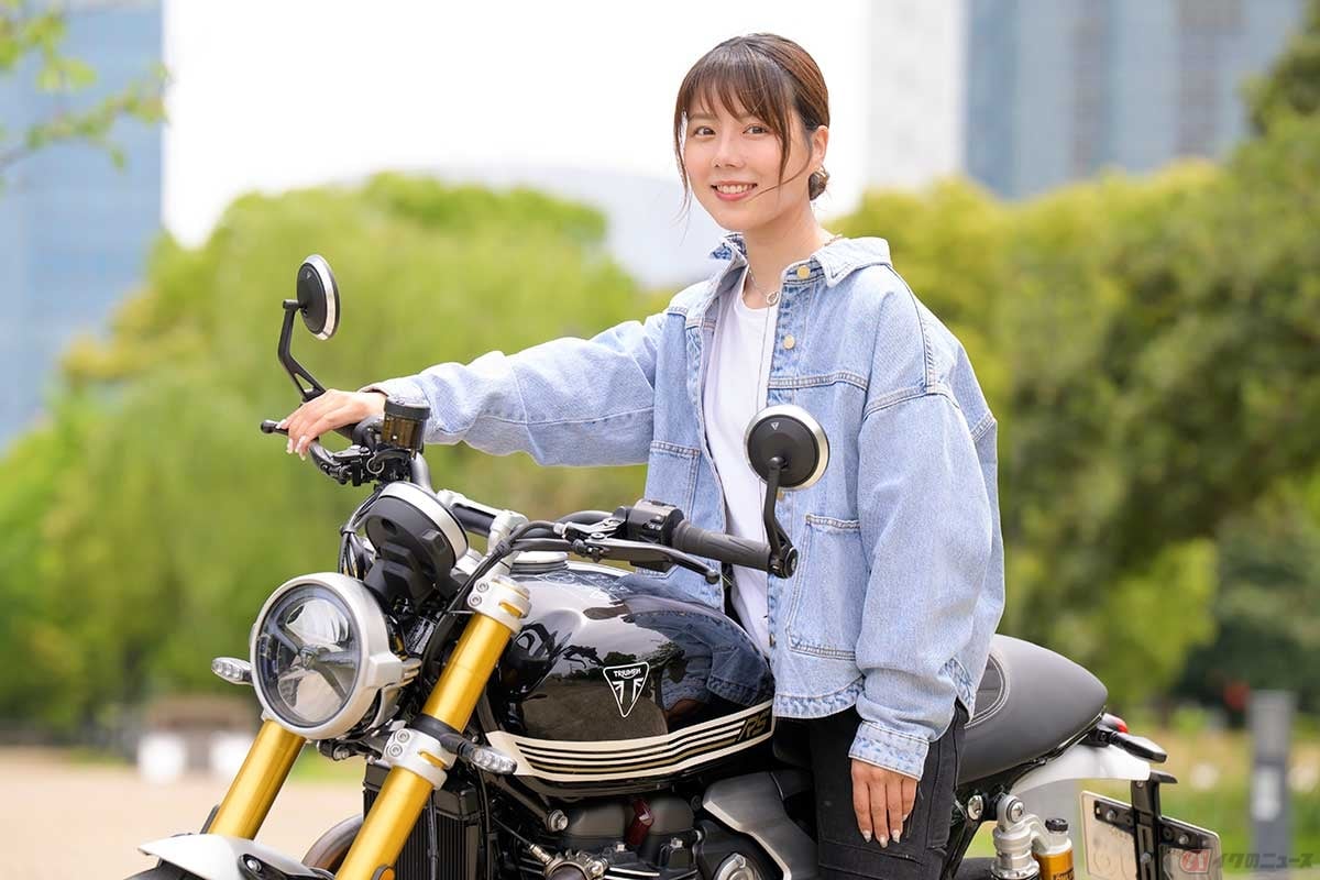 バイク好き女優の小野木里奈さんが選ぶ、2025年に乗ったバイクの中で「超・個人的」お気に入りバイクのベスト3。第2位はトライアンフ「SPEED TWIN 1200RS」!!