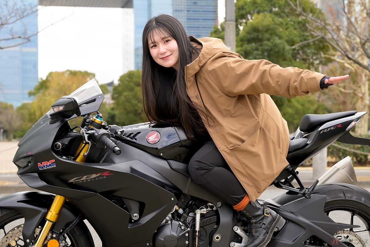 ホンダ「CBR1000RR-R FIRERBLADE」と、バイク女子の高梨はづきさん