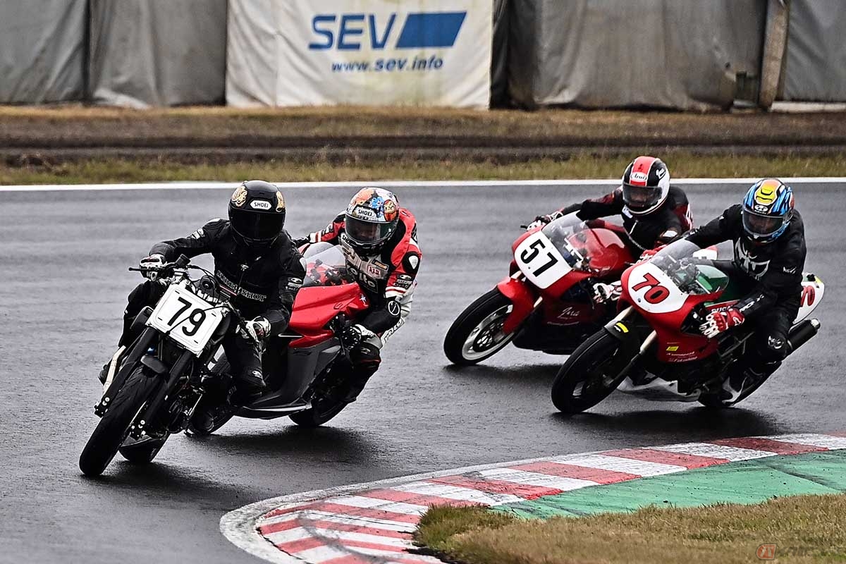 千葉のカスタムショップ「シュアショット」が製作したビューエル「S1W ホワイトライトニング」ベースのカスタム車両。土砂降りの中開催されたMCFAJ 第3戦「MAX10」クラスではドゥカティなど欧州車と競い合っていました