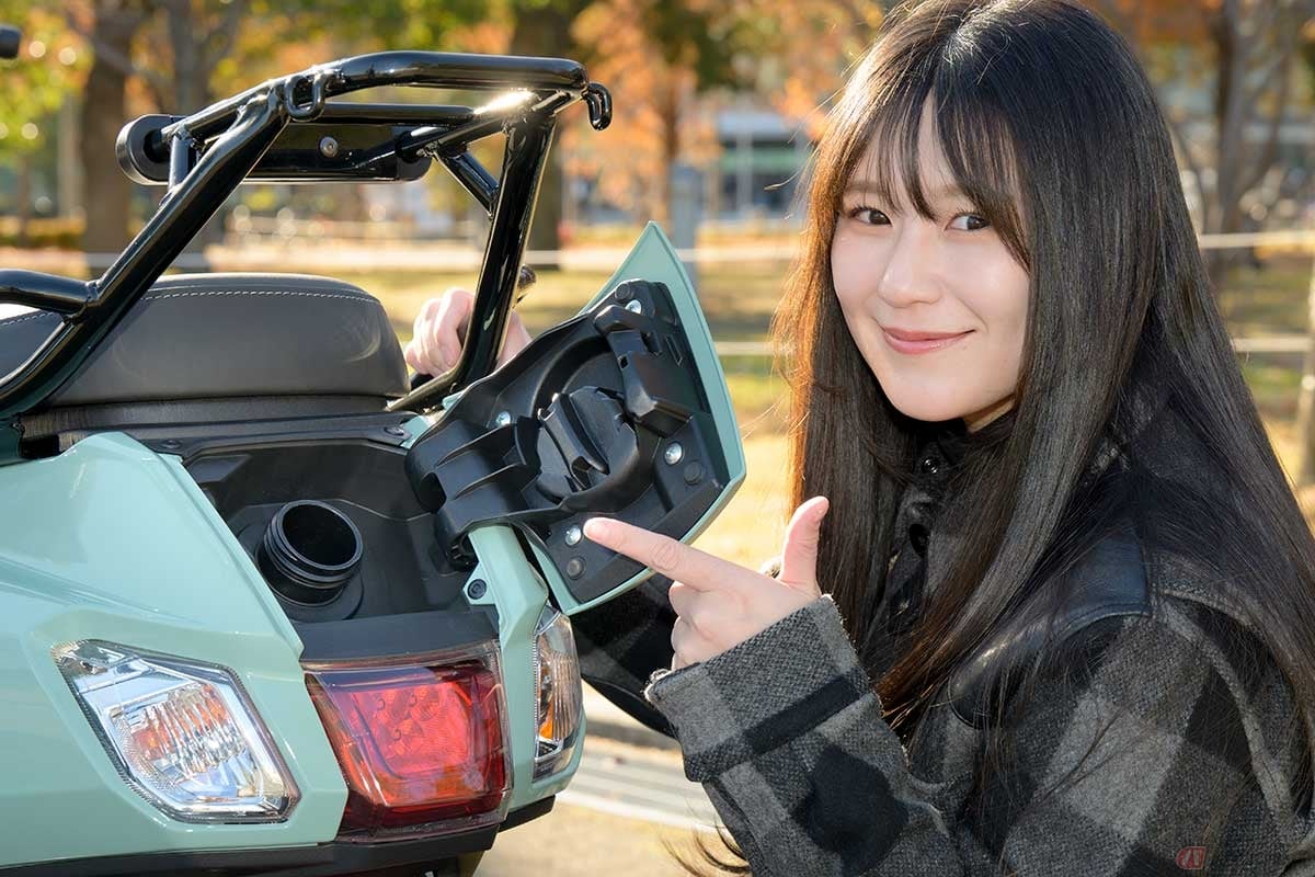 シートを開けなくても給油できるのが嬉しいポイント。シート後方に配置された給油口はクルマみたいにフューエルリッドを採用。イグニッションキーで解錠できる