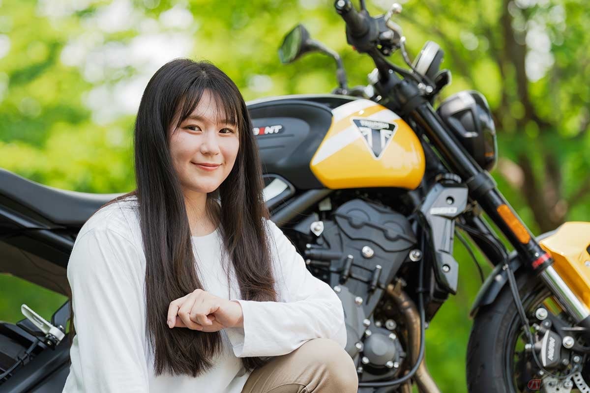 トライアンフ「TRIDENT 660」と、バイク女子の高梨はづきさん