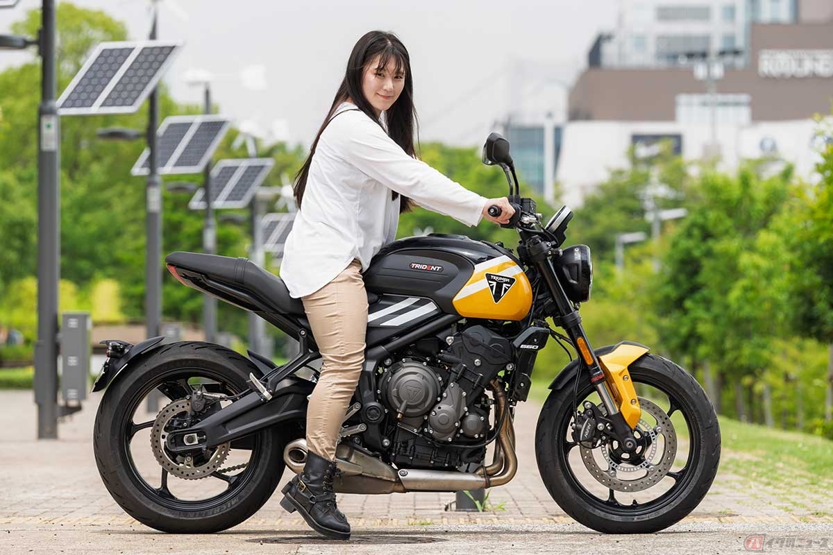 身長158cmの高梨はづきさんが、シート高805mmの「TRIDENT 660」にまたがると両足のつま先ツンツン状態だけど安定感がある