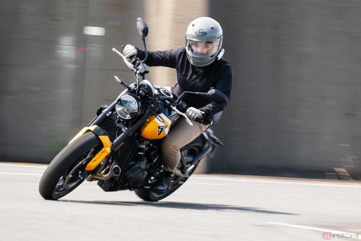 トライアンフ「TRIDENT 660」に試乗する高梨はづきさん