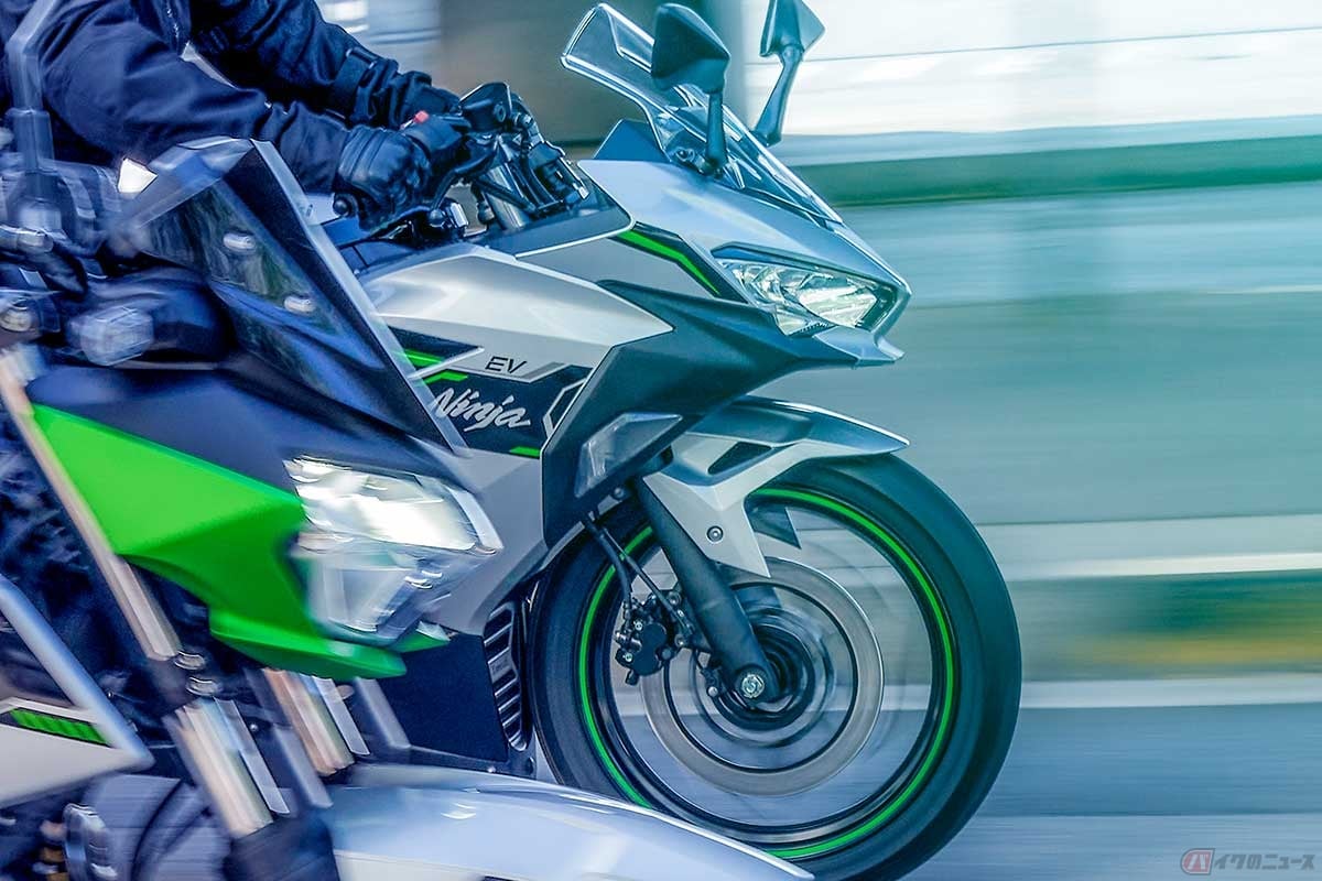 カワサキの電動スポーツモデル「Ninja e-1」(奥)と「Z e-1」(手前)