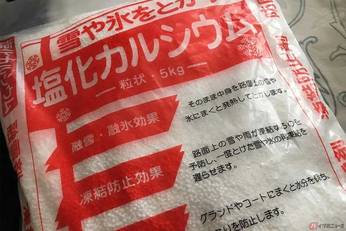 融雪剤は水よりも凝固点（凍る温度）が低い塩化ナトリウムや塩化マグネシウム、塩化カルシウムが主成分となる