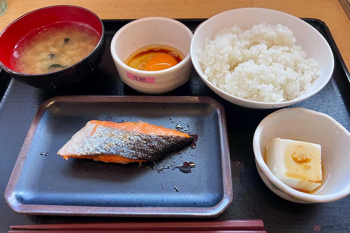 東名高速「鮎沢PA」（下り）で「日替わり朝定食」（750円）を実食。たまには高速道路のPAやSAで、日本の典型的な朝食メニューを食べたくなる