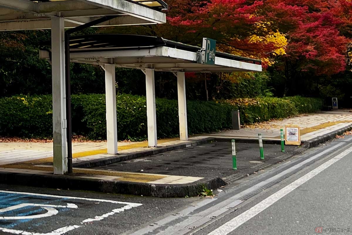 山に囲まれた「鮎沢PA」には、屋根が設置された2輪専用の駐車スペースがしっかり確保されている