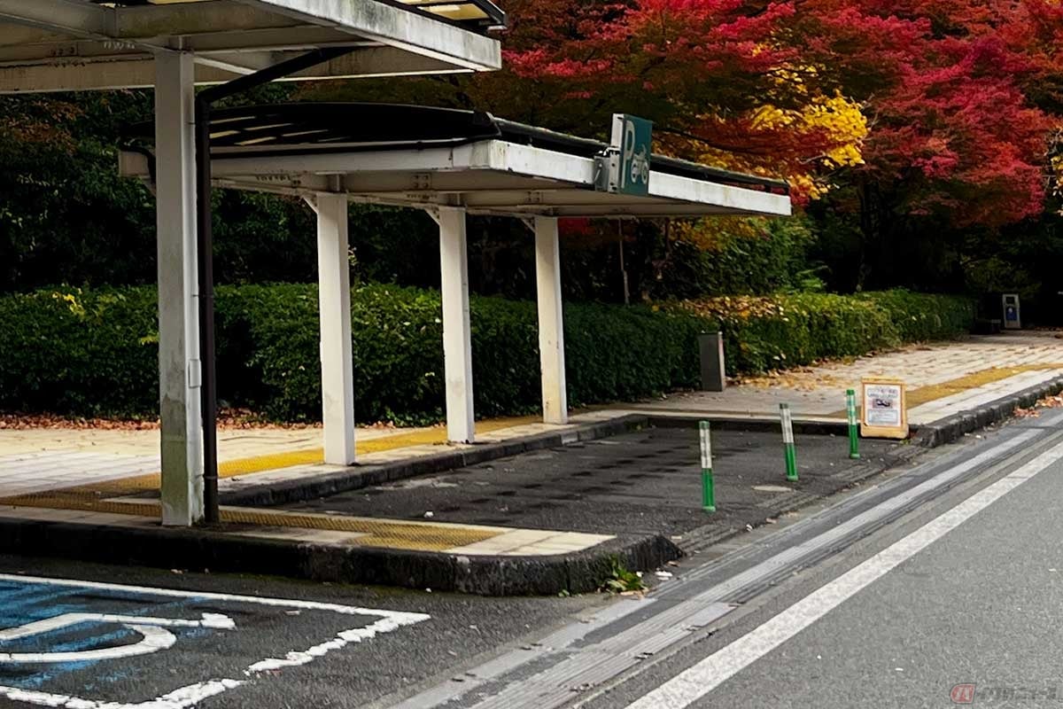 山に囲まれた「鮎沢PA」には、屋根が設置された2輪専用の駐車スペースがしっかり確保されている