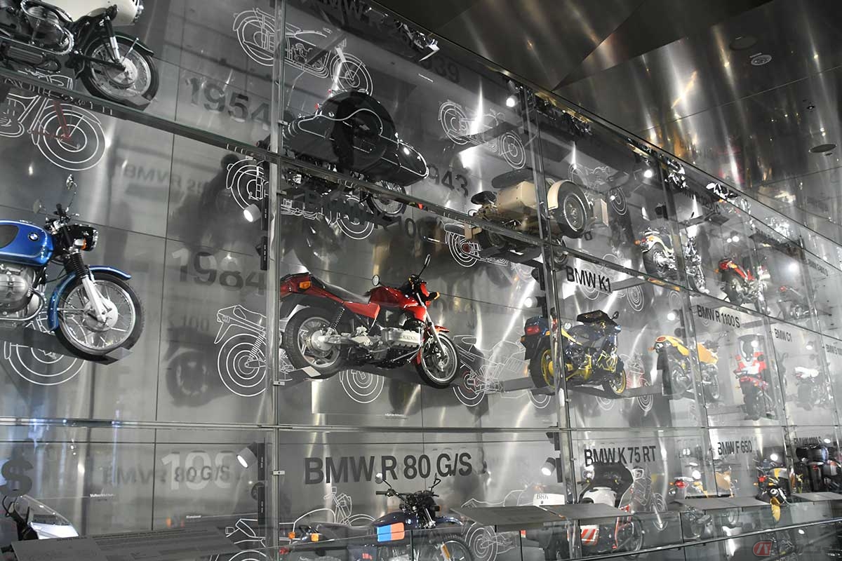歴代のバイクは展示の仕方も美しく、見ていて飽きない