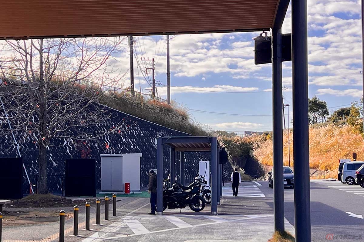 屋根が設置された2輪専用の駐車スペースもしっかり確保されている