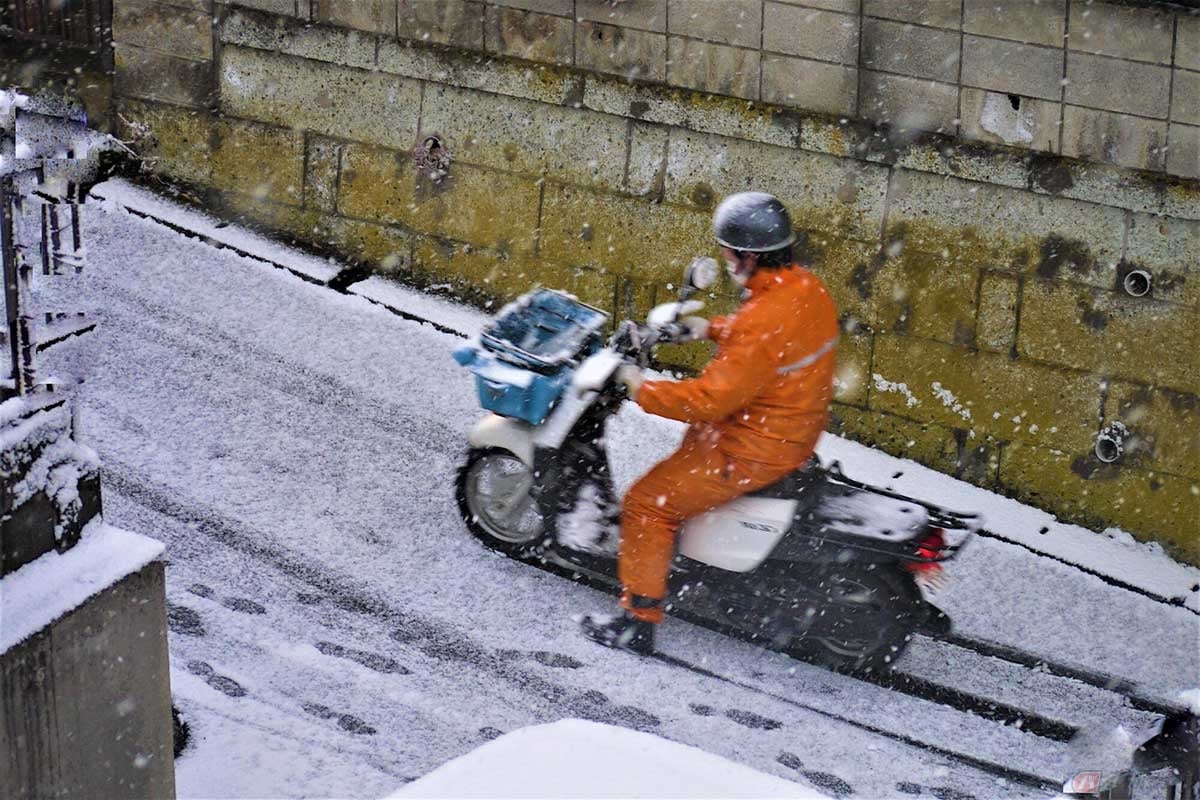 バイク用のスタッドレスタイヤ(スノータイヤ)も存在するが、主に業務用で雪道向け