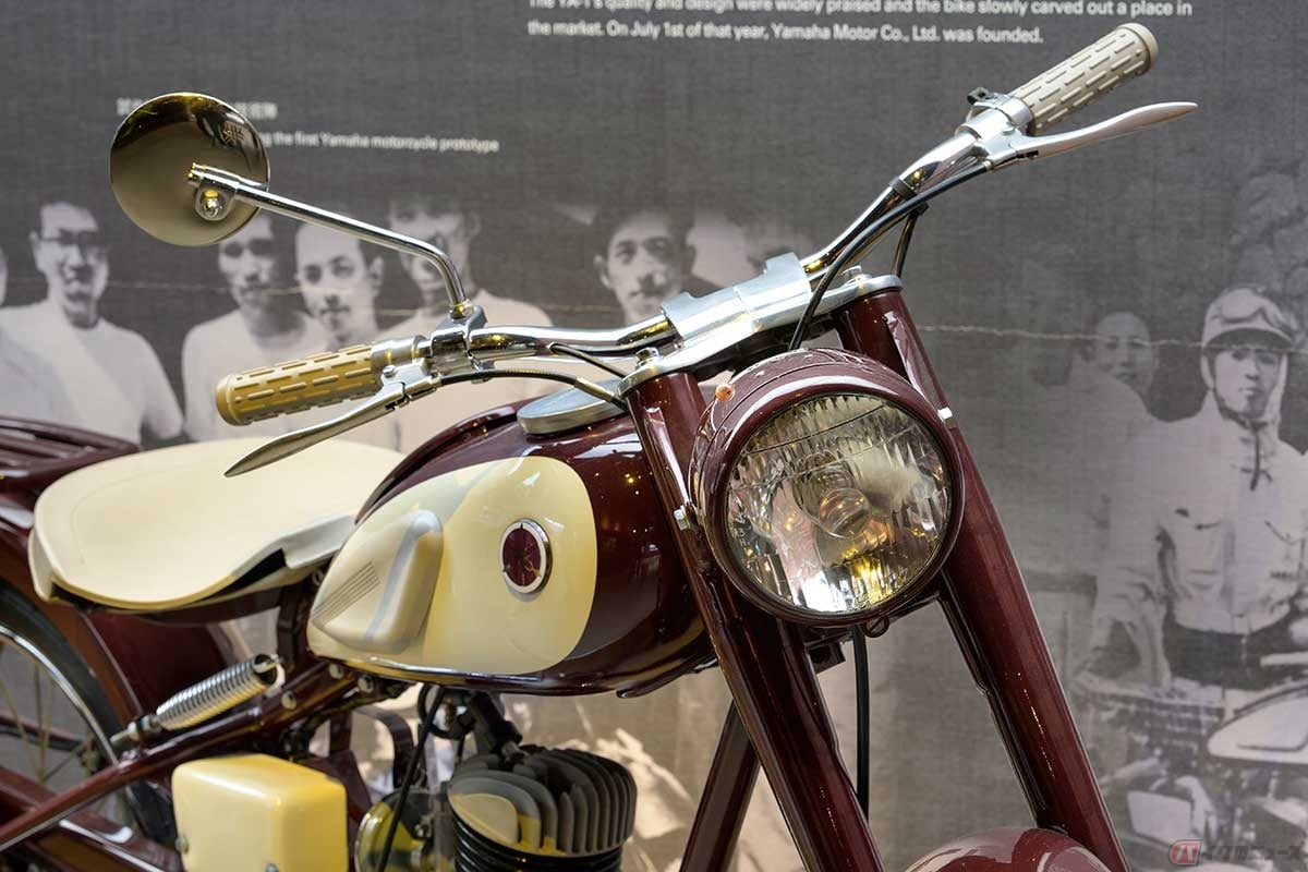 1955年に発売されたヤマハ製のバイク1号車「YA-1」は、美しい栗毛色の塗色と軽快な走りで「赤とんぼ」の愛称で呼ばれた