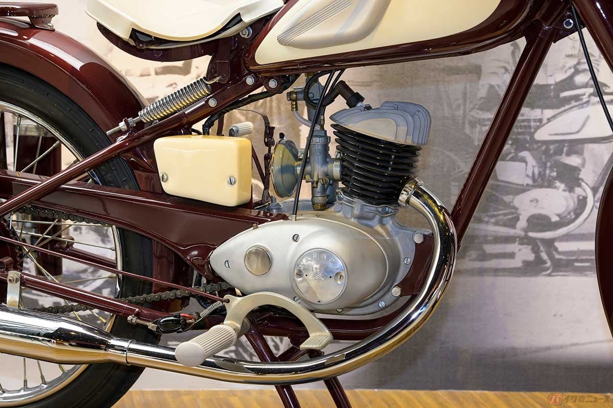 エンジンはDKW社の「RT125」をベースに、ミッションの4速化など独自に開発。プライマリーキック方式を日本で最初に採用している