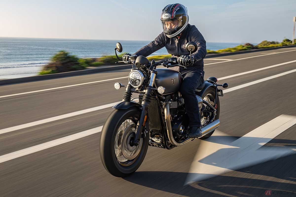 トライアンフ「Bonneville Bobber」（2026年モデル）に試乗する筆者（小川勤）。カリフォルニアの海沿いはまさに最高のシチュエーション